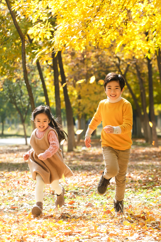 快乐儿童在户外奔跑图片 快乐儿童在户外奔跑图片