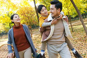 快乐家庭在户外玩耍