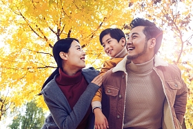 快乐家庭在户外玩耍