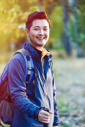 青年男人徒步旅
