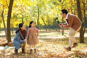 快乐家庭在户外照相