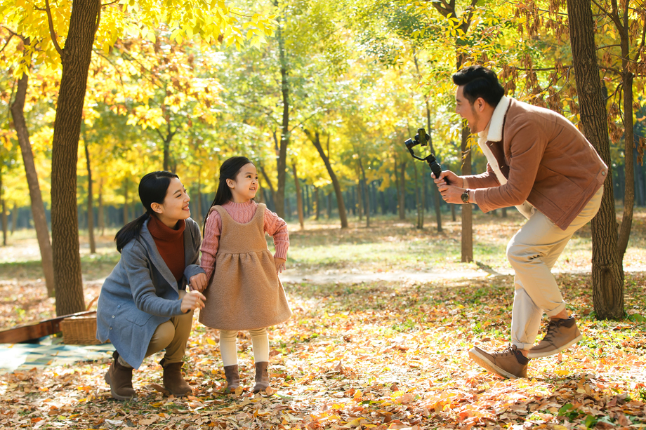 快乐家庭在户外照相 快乐家庭在户外照相