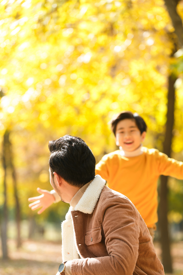 父亲和儿子在户外玩耍图片 父亲和儿子在户外玩耍图片