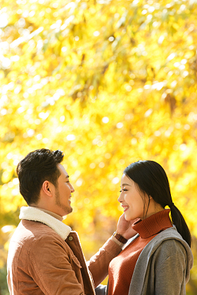 幸福情侣在户外