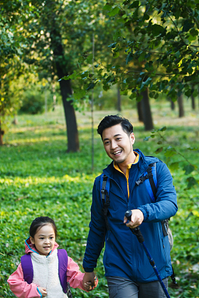 爸爸带着孩子徒步旅行图片