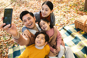 快乐家庭在户外照相