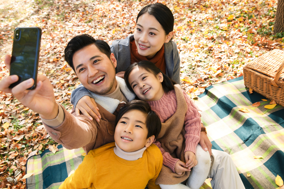 快乐家庭在户外照相 快乐家庭在户外照相