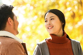 幸福情侣在户外图片