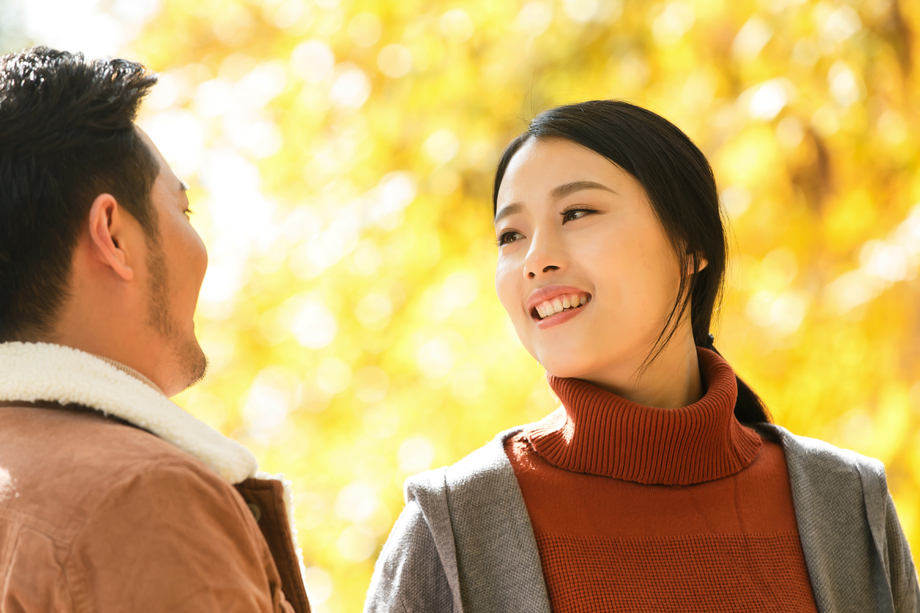 幸福情侣在户外图片 幸福情侣在户外图片