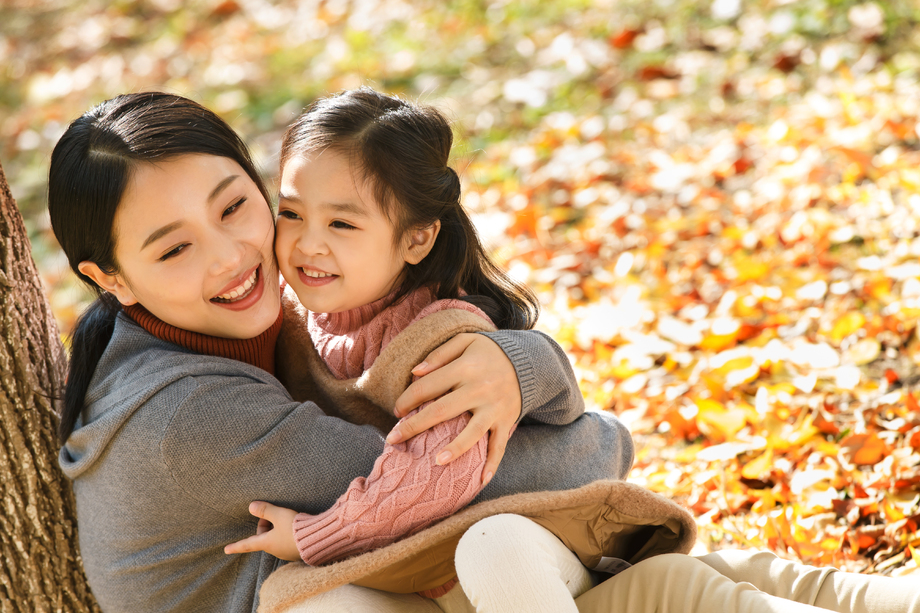 妈妈和女儿在户外玩耍 妈妈和女儿在户外玩耍