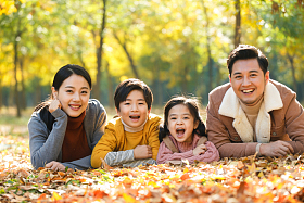 幸福家庭趴在草地上