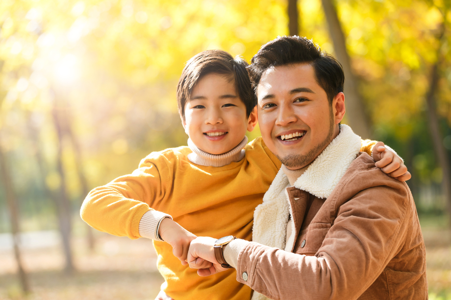 父亲和儿子在户外玩耍图片 父亲和儿子在户外玩耍图片