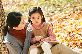 妈妈和女儿在户外玩耍照片