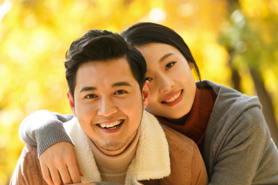 幸福情侣在户外