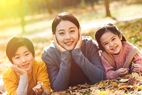 妈妈和孩子在户外玩耍图片