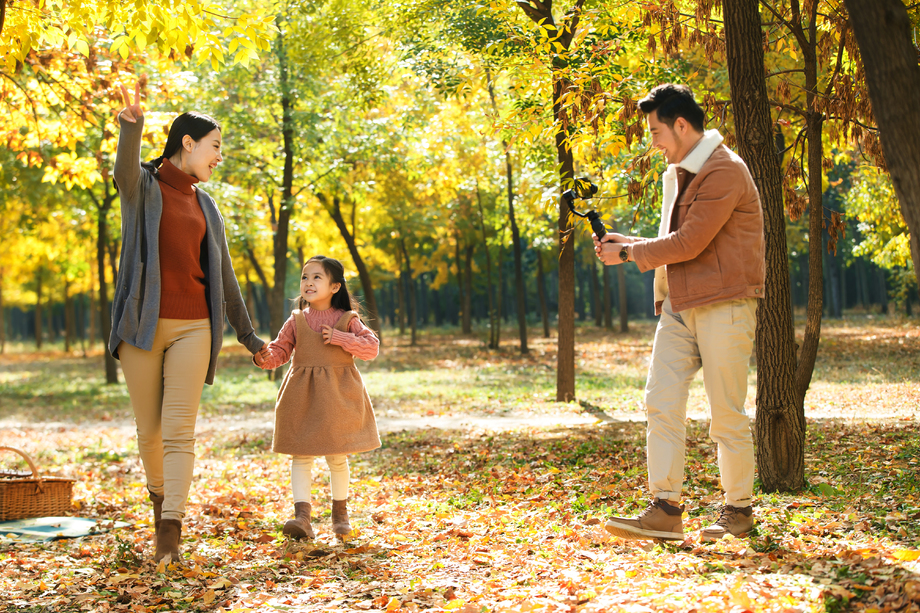 快乐家庭在户外照相 快乐家庭在户外照相
