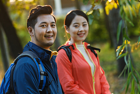 青年伴侣徒步旅行照片