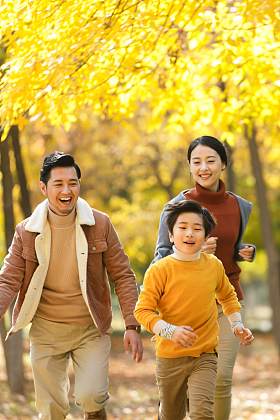 快乐家庭在户外玩耍