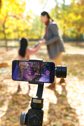 快乐家庭在户外照相