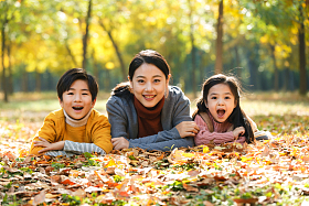 妈妈和孩子在户外玩耍图片