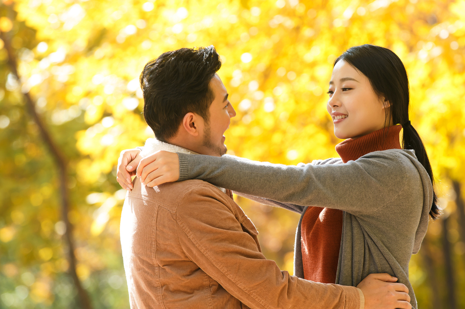 幸福情侣在户外 幸福情侣在户外