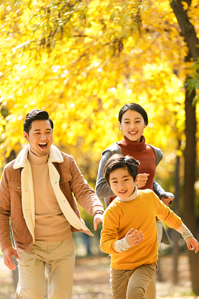 快乐家庭在户外玩耍