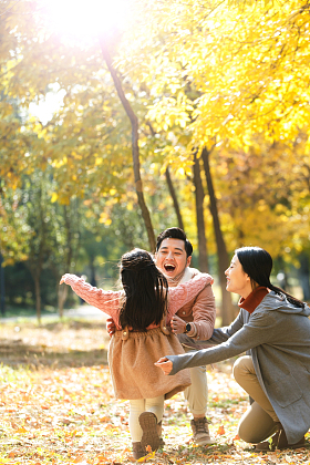 幸福家庭在户外玩耍图片