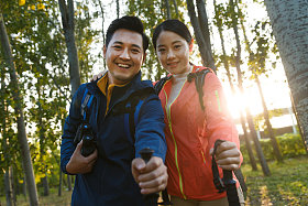 青年伴侣徒步旅
