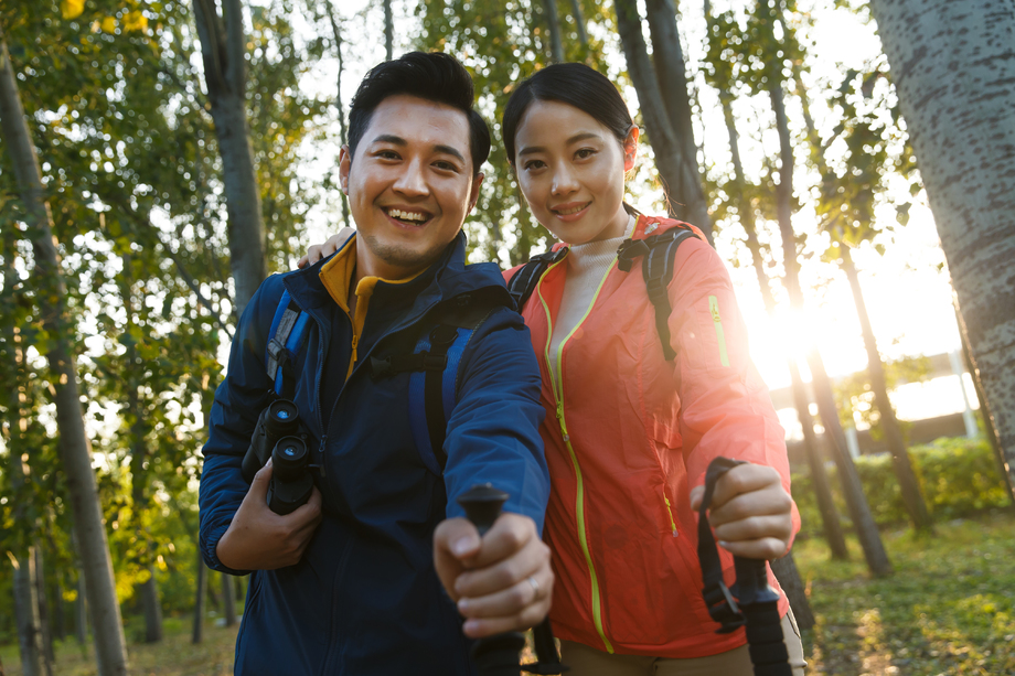 青年伴侣徒步旅