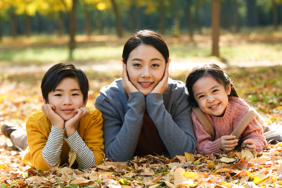 妈妈和孩子在户外玩耍照片