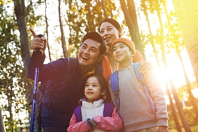 幸福家庭徒步旅