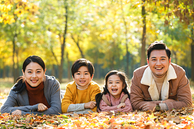 幸福家庭趴在草地上照片