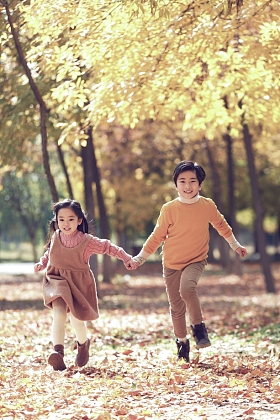 快乐儿童在户外奔跑图片