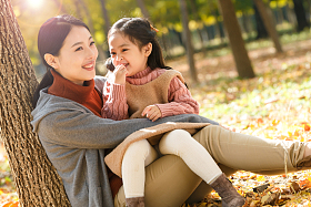 妈妈和女儿在户外玩耍图片