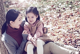 妈妈和女儿在户外玩耍照片