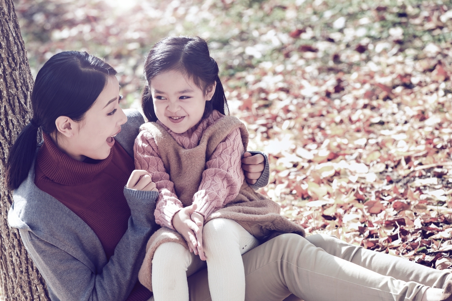 妈妈和女儿在户外玩耍照片