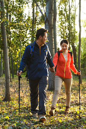 青年伴侣徒步旅