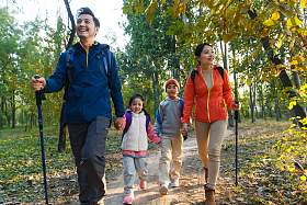 幸福家庭徒步旅