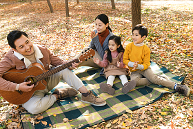 幸福家庭在户外玩耍图片