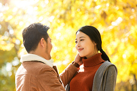 幸福情侣在户外图片