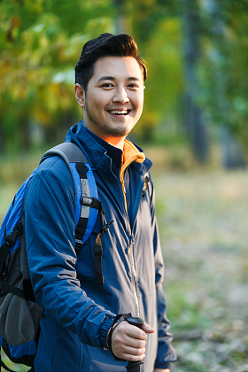 青年男人徒步旅