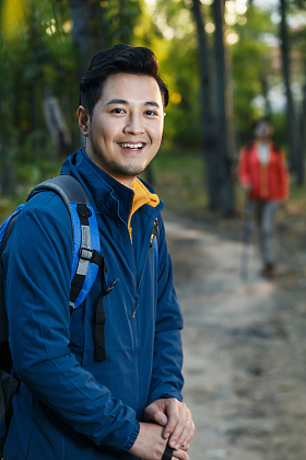 青年男人徒步旅