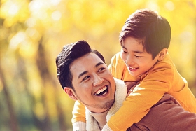 父亲和儿子在户外玩耍