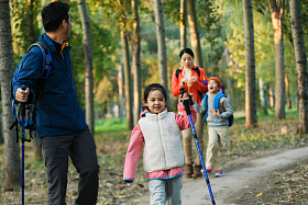 幸福家庭徒步旅