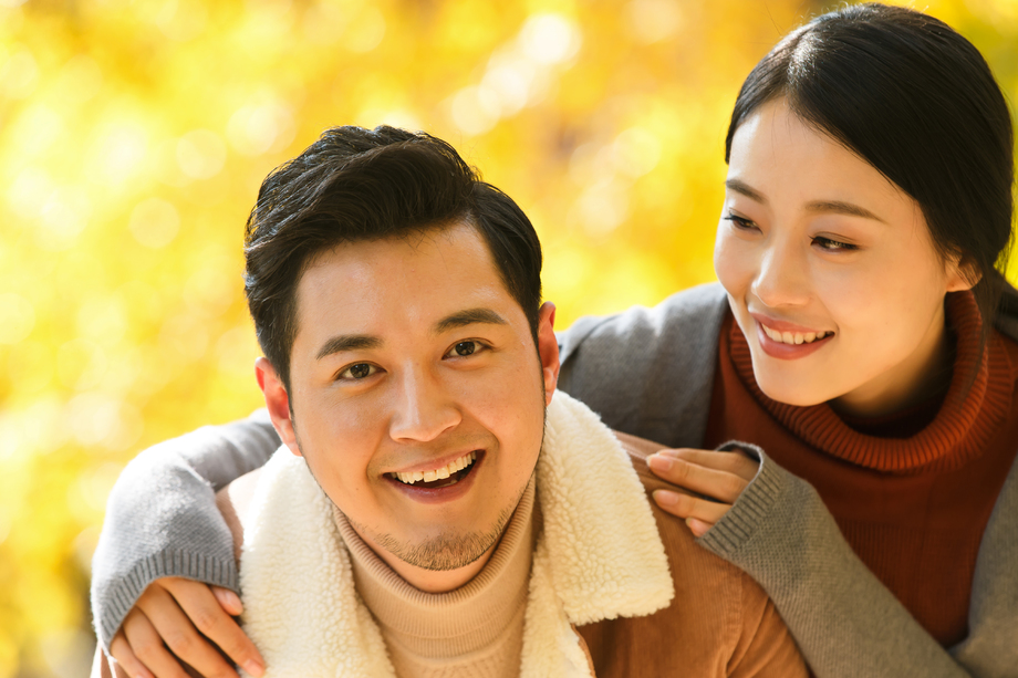 幸福情侣在户外图片