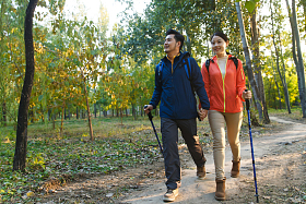青年伴侣徒步旅行照片