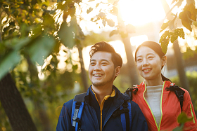 青年伴侣徒步旅