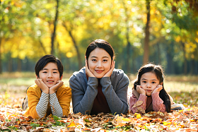妈妈和孩子在户外玩耍图片