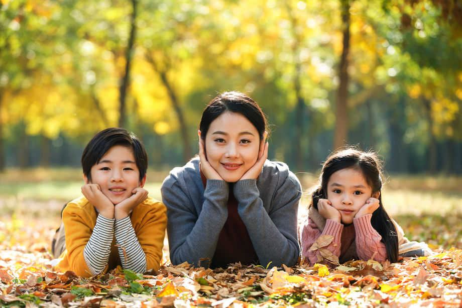 妈妈和孩子在户外玩耍图片
