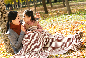 妈妈和女儿在户外玩耍图片